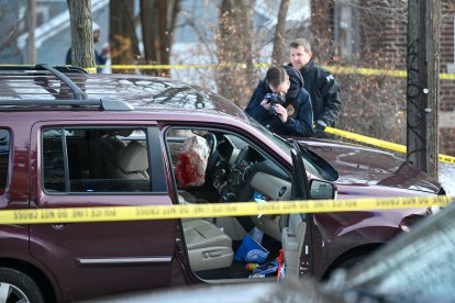 Miembros del FBI investigan el automóvil en el que una mujer fue disparada y asesinada por un agente de Immigration and Customs Enforcement (ICE) en Minneapolis