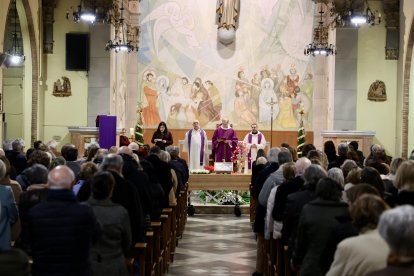 Un momento del sepelio, que ha tenido lugar este 8 de enero en la iglesia de Santa Maria de Cambrils.