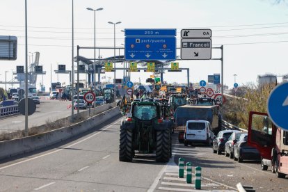 Los tractores que están cortando la A-27.