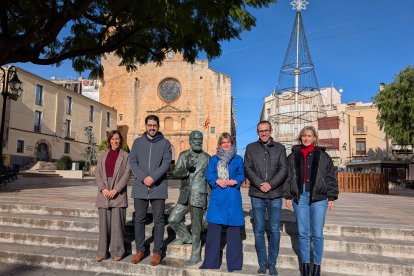 Les autoritats, a la plaça de l'Església de Riudoms.