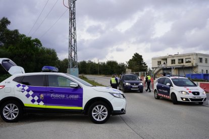 Control conjunto de la Policia Local de la Ràpita y els Mossos d’Esquadra en marzo de 2020 en esta localidad del Montsià.