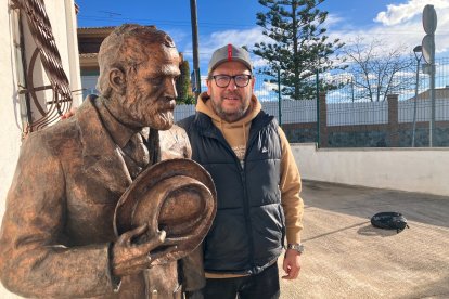 La estatua de Gaudí junto al coleccionista Dani Crespo.