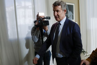 El presidente del PP, Alberto Núñez Feijóo, se dirige a medios de comunicación tras declarar, en calidad de testigo y de forma telemática desde su despacho en el Congreso, ante la jueza que instruye la causa penal por la gestión de la dana.