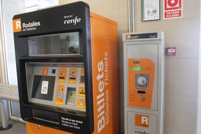 Las nuevas máquinas para la venta de billetes y validar los abonos que se han instalado en las puertas de la estación de Tarragona. FOTO: LLUÍS MILIÁN