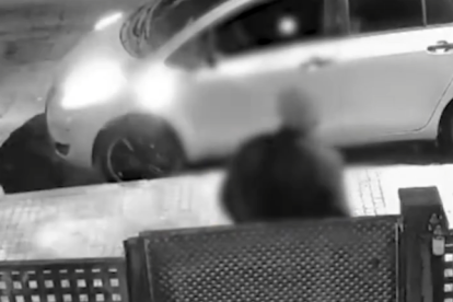 El hombre durante uno de los robos.