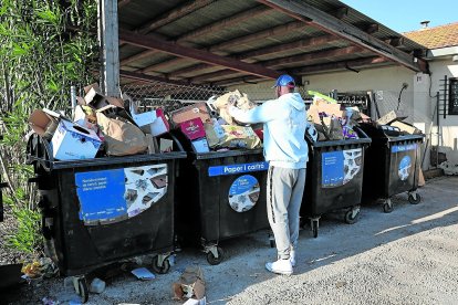Els veïns denuncien que la brossa s’acumula per un mal ús que en fa la ciutadania, a banda d’avocaments il·legals que no toquen.