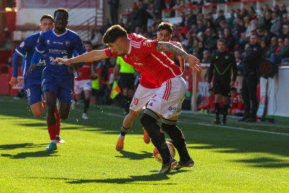 Álex Jiménez controla un balón durante el partido.