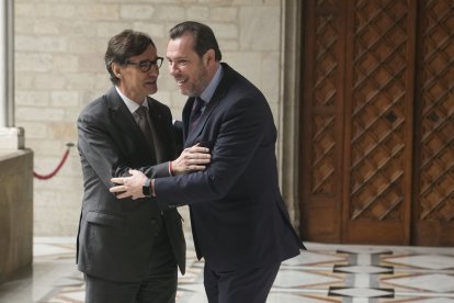 El presidente de la Generalitat, Salvador Illa y el ministro de Transportes, Óscar Puente , al inicio de la reunión que han mantenido este lunes