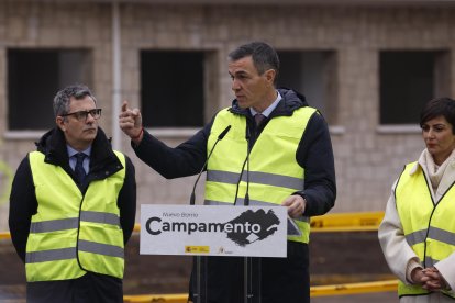 El presidente del Gobierno, Pedro Sánchez (c) asiste al inicio de la demolición de los cuarteles de Campamento (suroeste de Madrid)