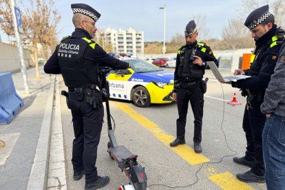 La Guàrdia Urbana de Tarragona realiza un control de velocidad a un patinete