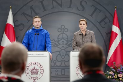 El presidente groenlandés, Jens-Frederik Nielsen, junto a la primera ministra danesa, Mette Frederiksen, en una rueda de prensa, este martes en Copenhague
