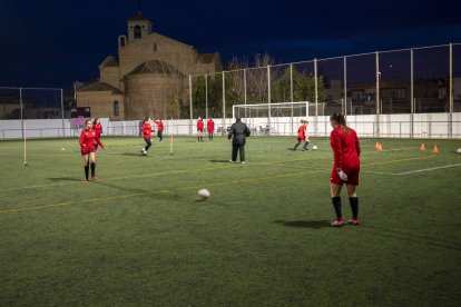 Entrenament al camp de futbol de l'Aube.