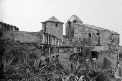 El castillo a mediados del siglo XX con los nichos y la casa del campaner, hoy desaparecida.