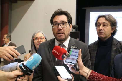 El secretario de Empresa i Competitivitat, Jaume Baró, atiende a los medios de comunicación