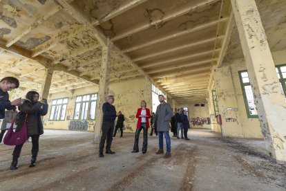 El alcalde Viñuales y la presidenta de la Diputació, Noemí Llauradó, este jueves en la Tabacalera