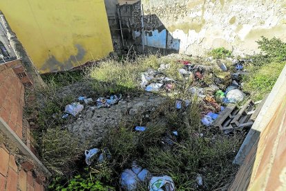 Las bolsas de basura encima de un solar con restos arqueológicos, en la calle Trinquet Nou