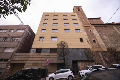 El edificio cuenta con planta baja y seis niveles de altura, con 2.264 m2 de superficie.