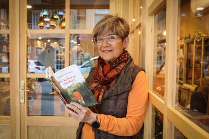 Montserrat Loba, embajadora en Tarragona de la Fundación FERO, en la librería Torrevisca de Cambrils.