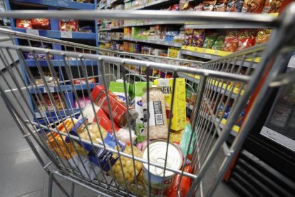 Productos básicos en un carro de la compra, en una imagen de archivo.