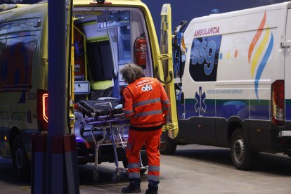 Urgencias del Hospital Reina Sofía en Córdoba, este lunes. 48 personas permanecen ingresadas en diferentes hospitales por las heridas que sufrieron en el accidente de trenes que se produjo ayer domingo en Adamuz (Córdoba)