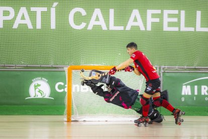 Martí Serra realiza una parada durante el derbi ante el Reus.