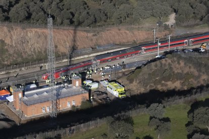 Vista aérea este lunes de los trenes accidentados ayer domingo cerca de Adamuz (Córdoba)