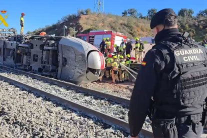 Vista del lugar del accidente de trenes cerca de Adamuz (Córdoba) este lunes