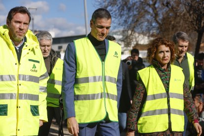 El presidente del Gobierno Pedro Sánchez (c) a su llegada a Adamuz, Córdoba