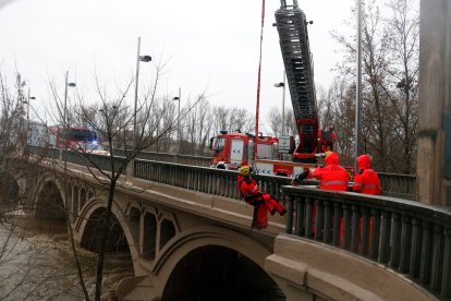 Bombers de la Generalitat en el puente de l'Aigua de Girona