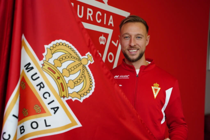 Víctor Narro en su presentación como futbolista del Murcia.