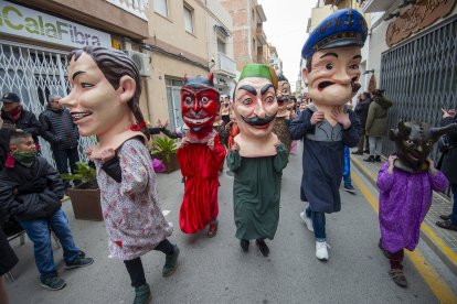 Cercavila amb capgrossos a l'Ametlla de Mar.