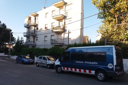 Los Mossos delante de uno de los registros de Torredembarra, en 2017,