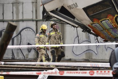 Bombers inspeccionan el punto de impacto del tren accidentado en Gelida