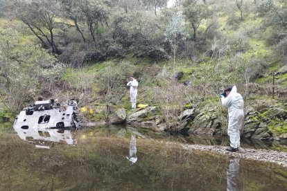 Agentes Guardia Civil investigan el lugar del accidente del tren en Adamuz.