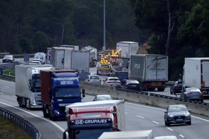 Tráfico intenso en el lugar del accidente de tren de Rodalies donde se produjo el accidente al ceder un talud del muro sobre el que trascurre la AP-7.