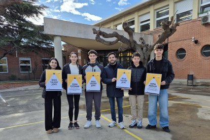 Neix Reus Talent Jove, una jornada per descobrir projectes creatius de joves del territori

Dijous, 22/01/2026


El pròxim 25 d’abril, tindrà lloc la primera edició de Reus Talent Jove, un nou espai de descoberta i exhibició creativa que vol convertir-se en punt de trobada imprescindible per al talent emergent del territori. El projecte neix com a proposta guanyadora del procés participatiu «Prototips», impulsat per la Regi doria de Joventut.

La participació és gratuïta amb inscripció prèvia. Les persones interessades han de presentar la seva proposta creativa abans del 22 de febrer a través d’aquest enllaç.

Un aparador per al talent jove del Camp de Tarragona

El Casal de Joves La Palma impulsa aquest nou esdeveniment amb la voluntat de donar visibilitat a la creativitat juvenil i generar un espai on els joves puguin mostrar, compartir i fer créixer els seus projectes. Reus Talent Jove s’ha dissenyat com una jornada multidisciplinària amb vocació territorial —adreçada a joves de tot el Camp de Tarragona— que s’articula en dos grans espais:

Espai Mercat (16–35 anys)

Un espai expositiu pensat per a joves creadors i creadores que vulguin mostrar i promocionar els seus projectes. S’hi podran presentar propostes vinculades a:

artesania i joieria d’autor
fotografia i il·lustració
disseny de moda i complements
ceràmica
disseny gràfic i art digital
Espai Escenari (14–35 anys)

Una plataforma oberta a les arts en viu, on el públic podrà gaudir de:

música (grups, solistes o DJ)
dansa (urbana, clàssica o contemporània)
teatre, poesia i monòlegs
màgia, circ i altres disciplines escèniques
Un projecte nascut de la participació juvenil

Reus Talent Jove és fruit de la iniciativa d’un grup de joves de l’Institut Domènech i Montaner, guanyadors de l’edició 2025 de «Prototips».