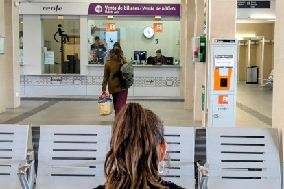 Usuarios en la estación de Rodalies de Tarragona, este segundo día de corte