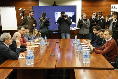 Aspecto de la reunión entre representantes del Govern, SEMAF, Adif y Renfe, después de que la Generalitat haya decidido abrir un expediente a la operadora ferroviaria Renfe por no prestar esta mañana el servicio de Rodalies, lo que considera "intolerable" y por lo que le exigirá responsabilidades. EFE/Andreu Dalmau