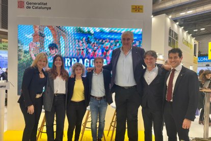 La delegación de Tarragona con el ciclista Perico Delgado y el jugador de baloncesto Fernando Romay en el stand de Fitur.