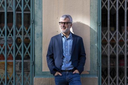 El periodista i escriptor Pere Francesch a la porta de Shiva Music, a Tarragona.