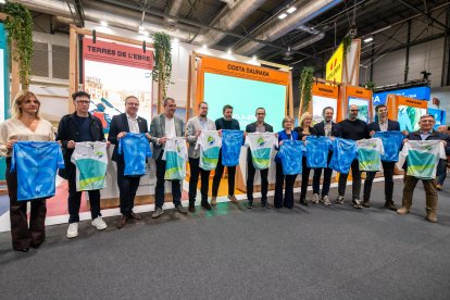 Los representantes del territorio, en el estand de Fitur con las camisetas de las pruebas ciclistas que pasarán este año por Tarragona.
