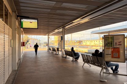 Los pasajeros han esperado a los trenes con resignación, conscientes de los retrasos horarios.