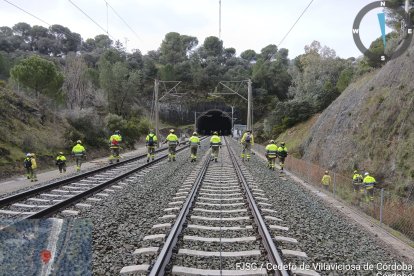 Efectivos del Servicio de Extinción de Incendios Forestales de Andalucía (Infoca) y del Grupo de Emergencias de Andalucía buscando cuerpos en la zona.