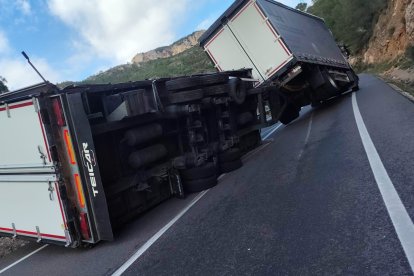El remolque ha perdido el control y ha levantado las ruedas traseras del primero en este accidente en Pinell de Brai.