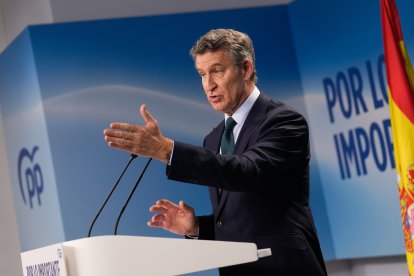 El líder del PP, Alberto Núñez Feijóo, ha acusado este viernes al presidente del Ejecutivo, Pedro Sánchez, de haber "desaparecido" mientras crecen los interrogantes sobre la tragedia ferroviaria de Adamuz (Córdoba).