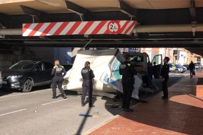 El camión se ha quedado atrapado en el paseo de L'Ebre.