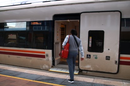 Una usuaria de Rodalies en Falset, este viernes