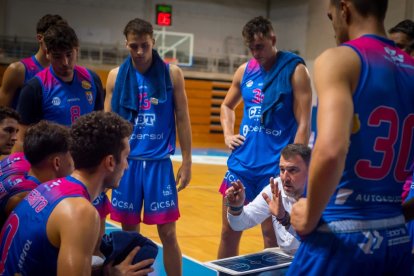 Toni Larramona dando instrucciones en el banquillo del Ibersol CBT.