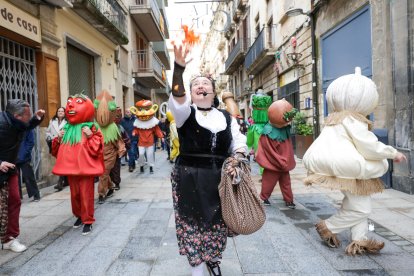 La cercavila dels Capgrossos de la Calçotada s'ha mantingut aquest dissabte.