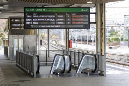 La pantalla de la estación de tren de tarragona muestra todos los trayectos cancelados